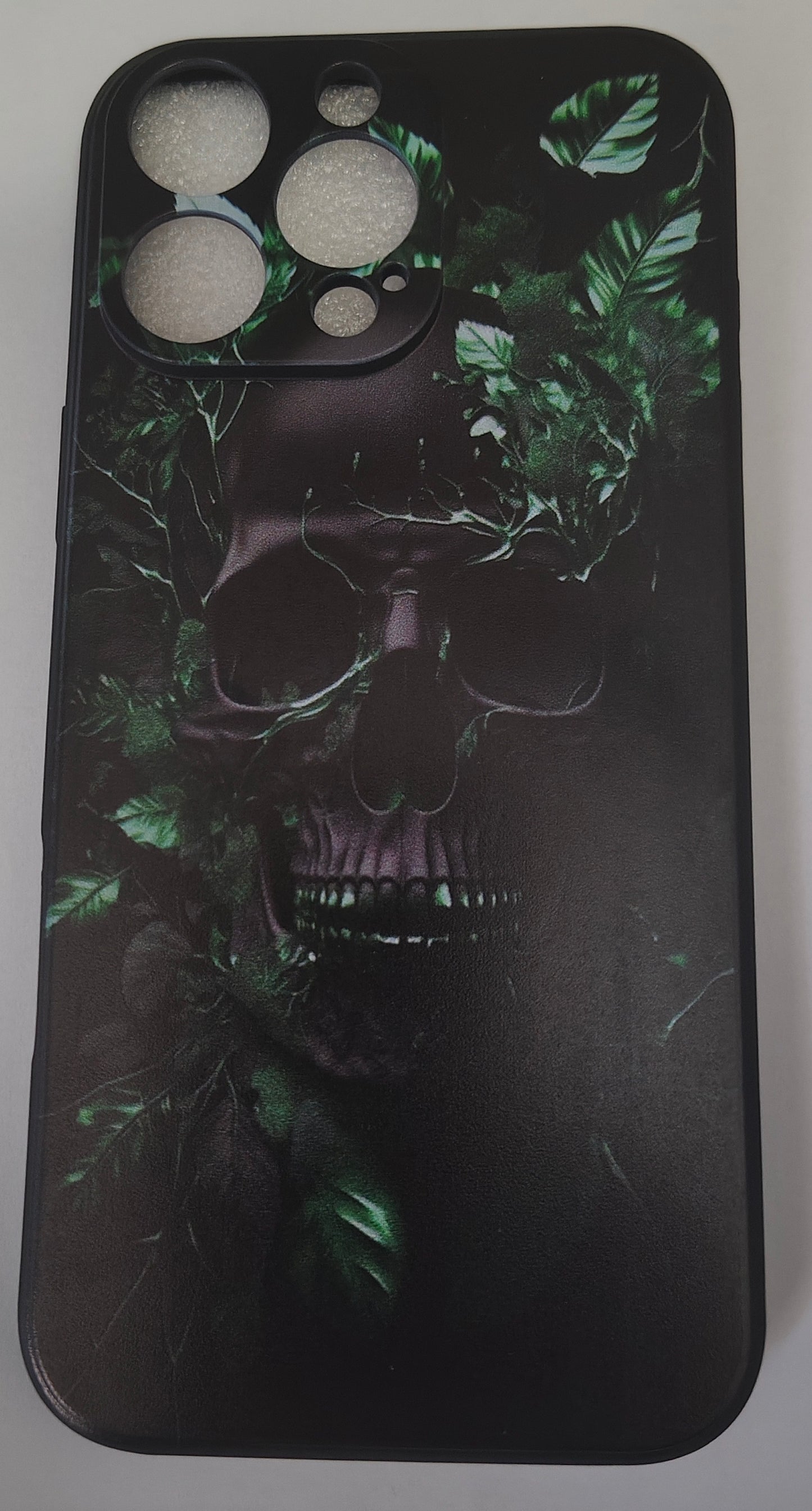 Skull leaves iPhone 16 Pro Max phone cover